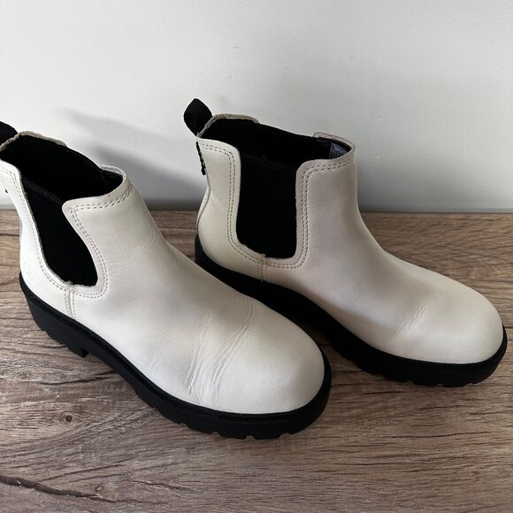 UGG Ashton Chelsea Boots - Picture 2 of 6